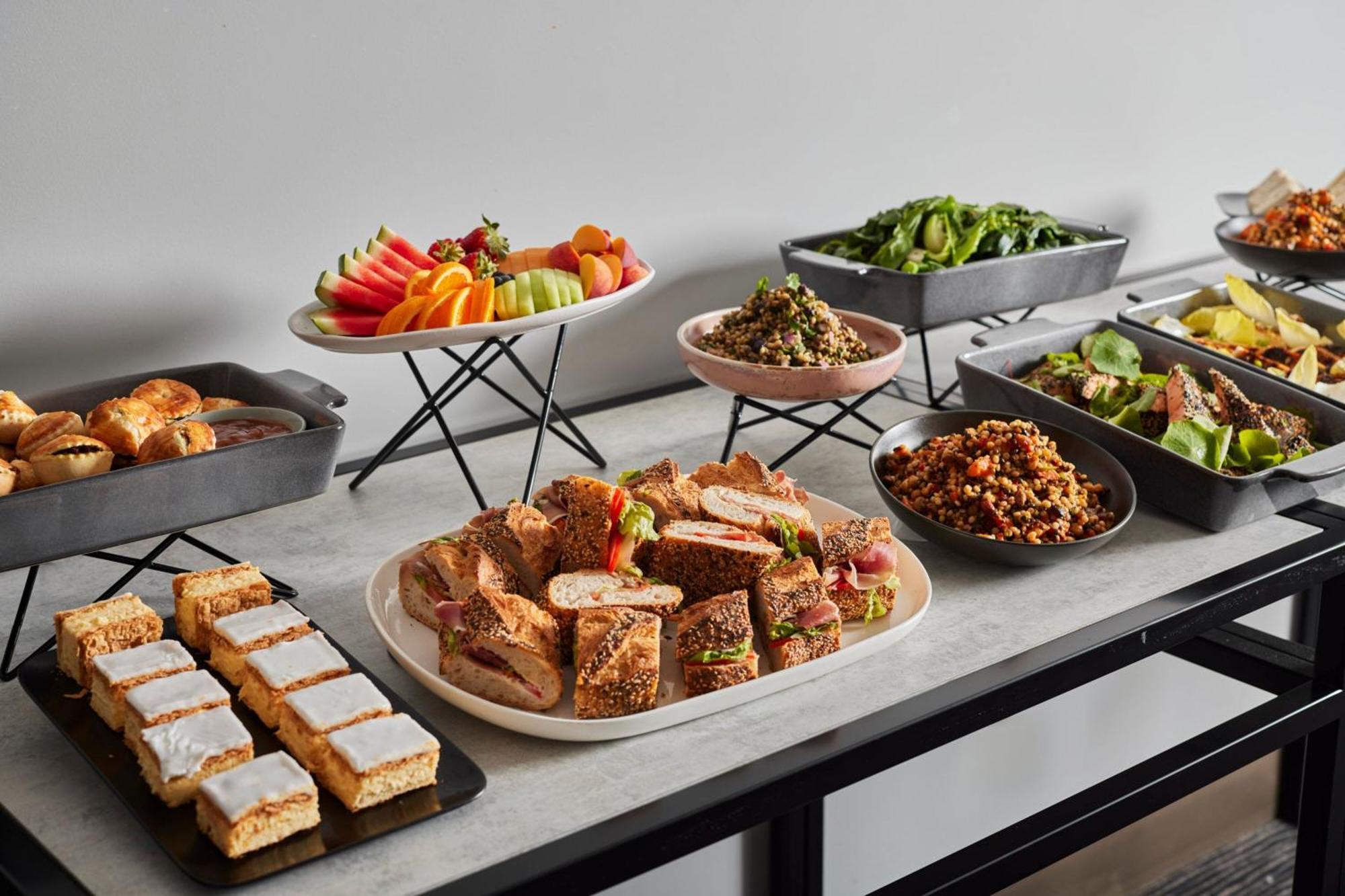 เมลเบิร์น แมริออท โฮเทล ด็อกแลนด์ส Hotel ภายนอก รูปภาพ A buffet