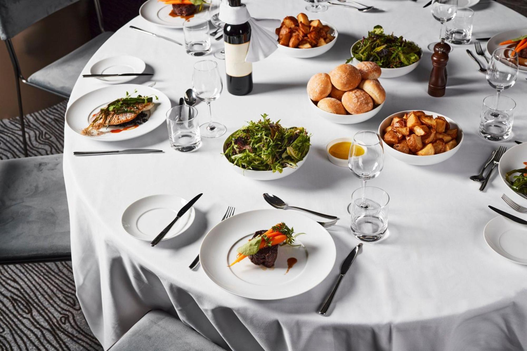 เมลเบิร์น แมริออท โฮเทล ด็อกแลนด์ส Hotel ภายนอก รูปภาพ A table set for a formal dinner