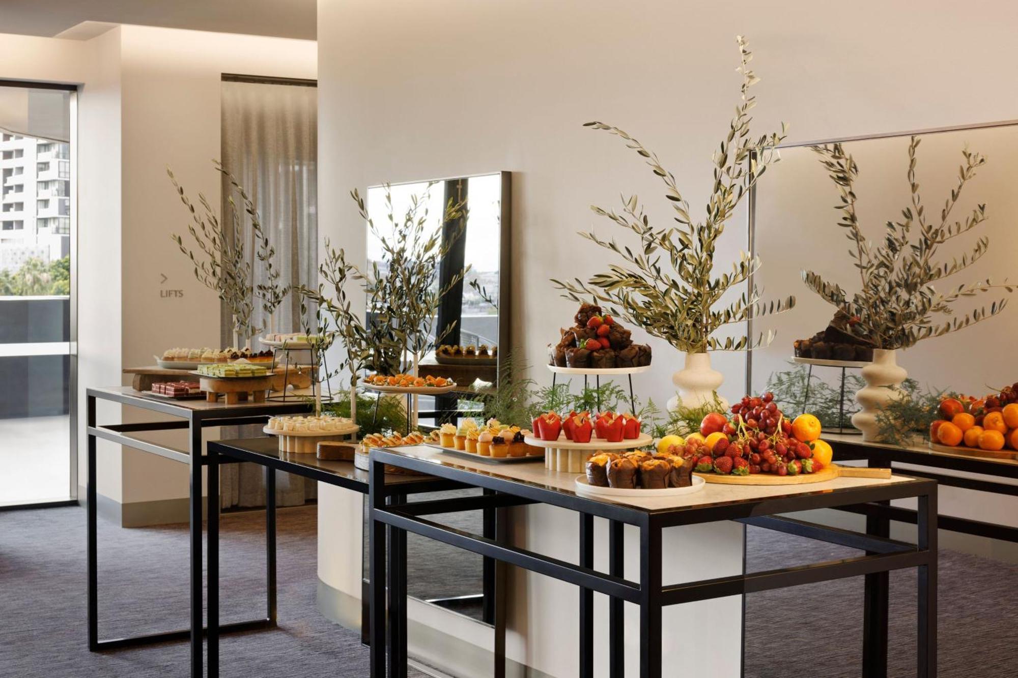 เมลเบิร์น แมริออท โฮเทล ด็อกแลนด์ส Hotel ภายนอก รูปภาพ A buffet at a hotel