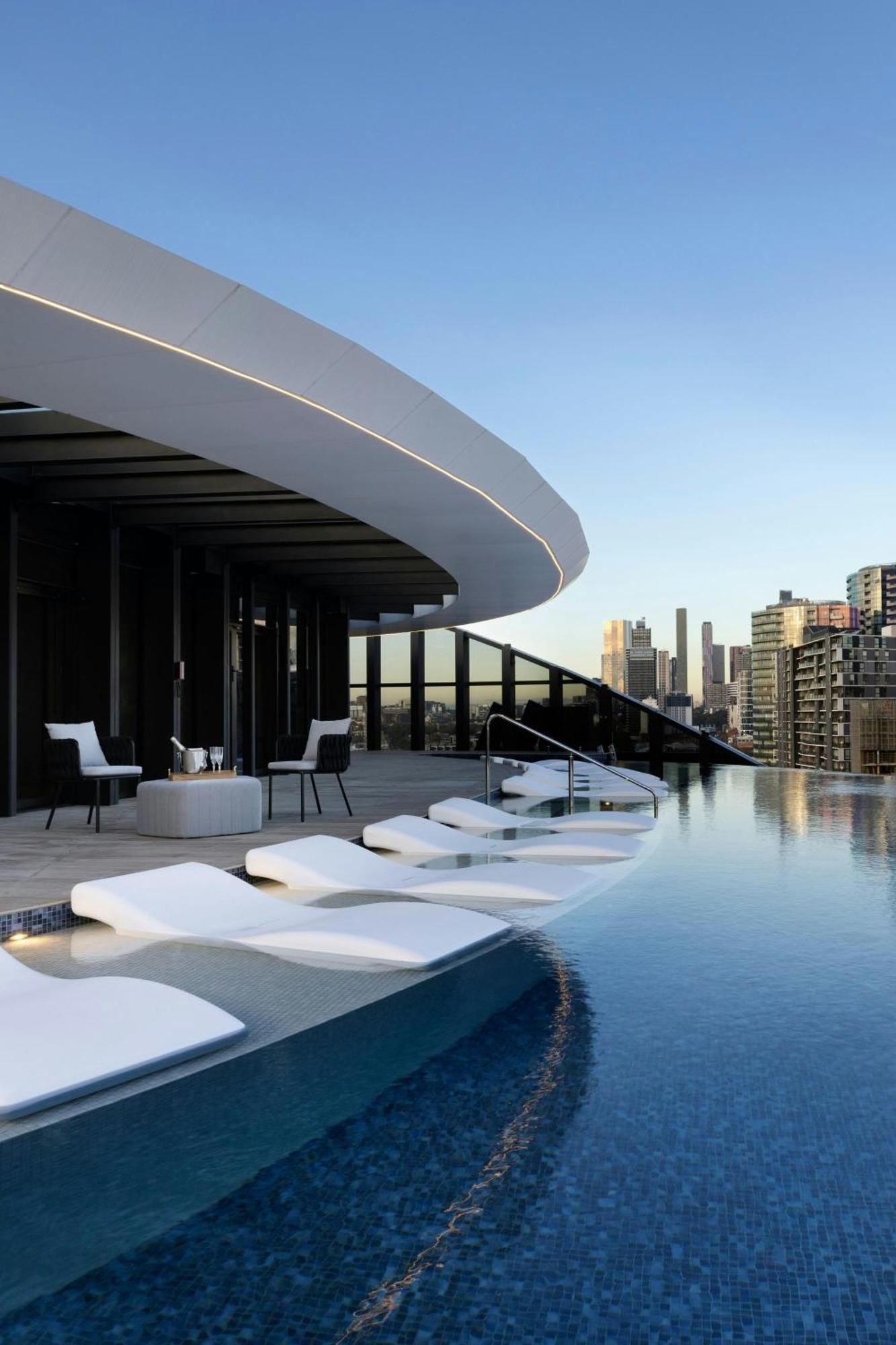 เมลเบิร์น แมริออท โฮเทล ด็อกแลนด์ส Hotel ภายนอก รูปภาพ The rooftop pool at The Standard East Village